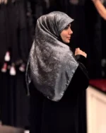 روسری نگین خطی کرپ ابریشم دودی
